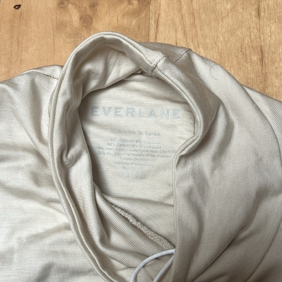 NWT Everlane Luster Long Sleeve Mock Neck Bodysuit Sandstone size M - Picture 4 of 5